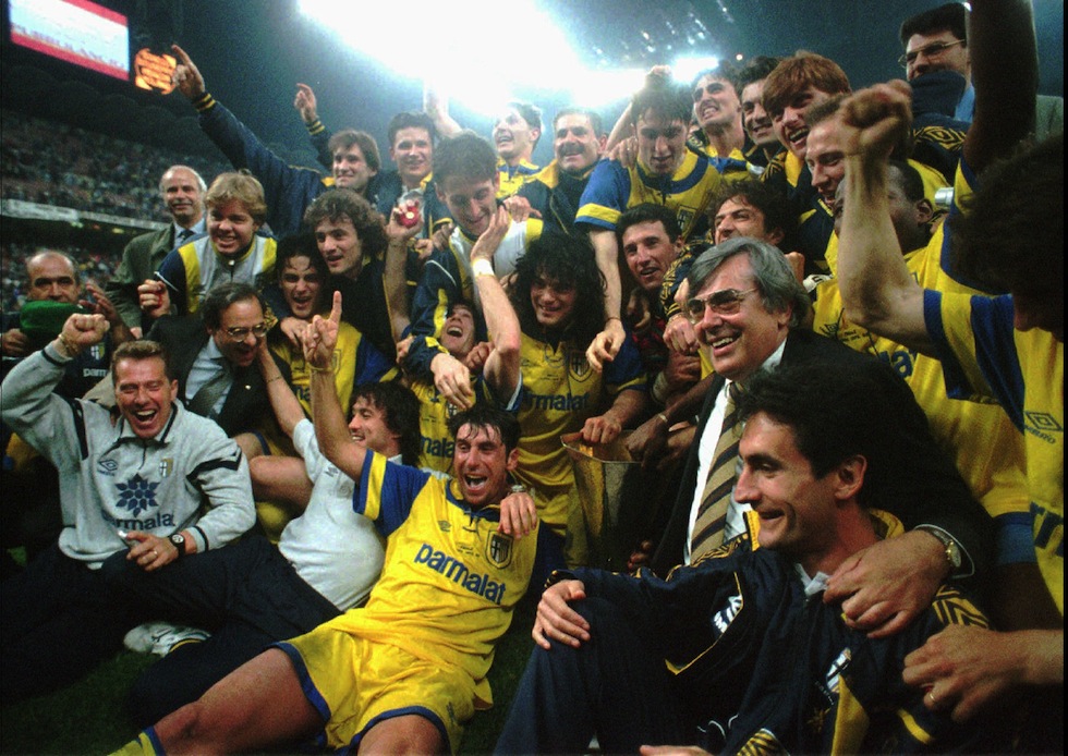 Parma futbolcuları 1995 UEFA Kupası şampiyonluğunu kutlarken