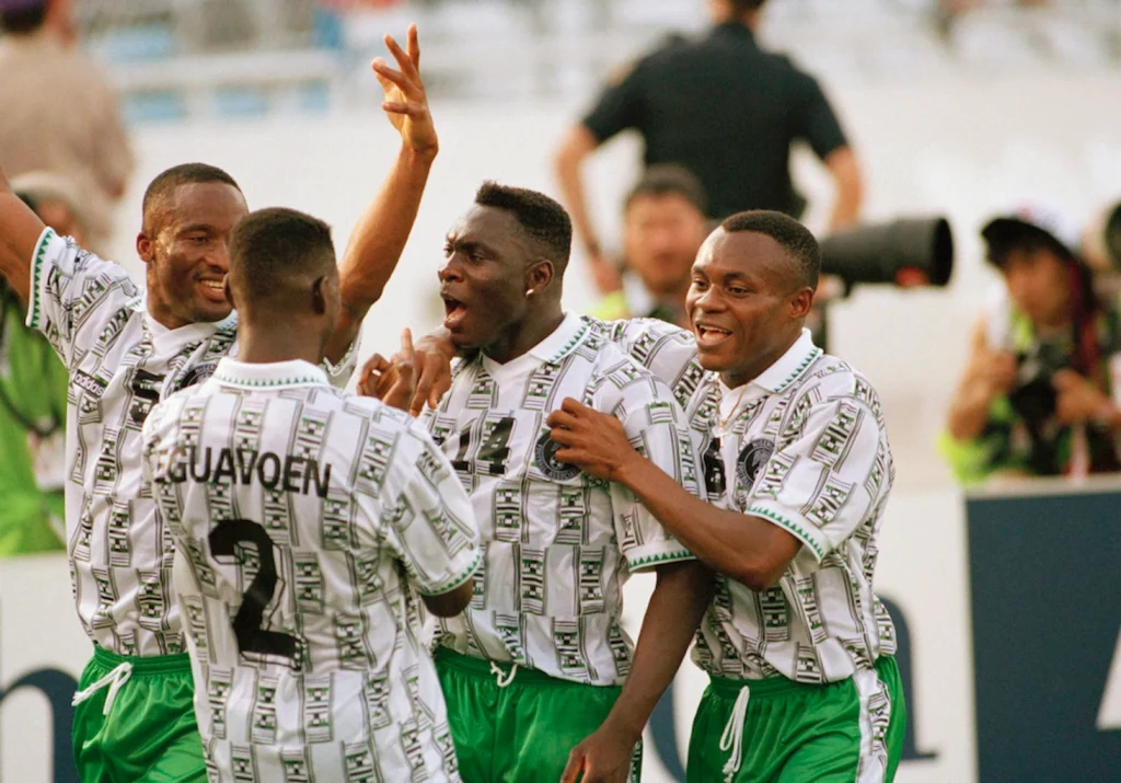 Nijerya Millî Takımı futbolcuları 1994 Dünya Kupası’nda gol sevinci yaşarken