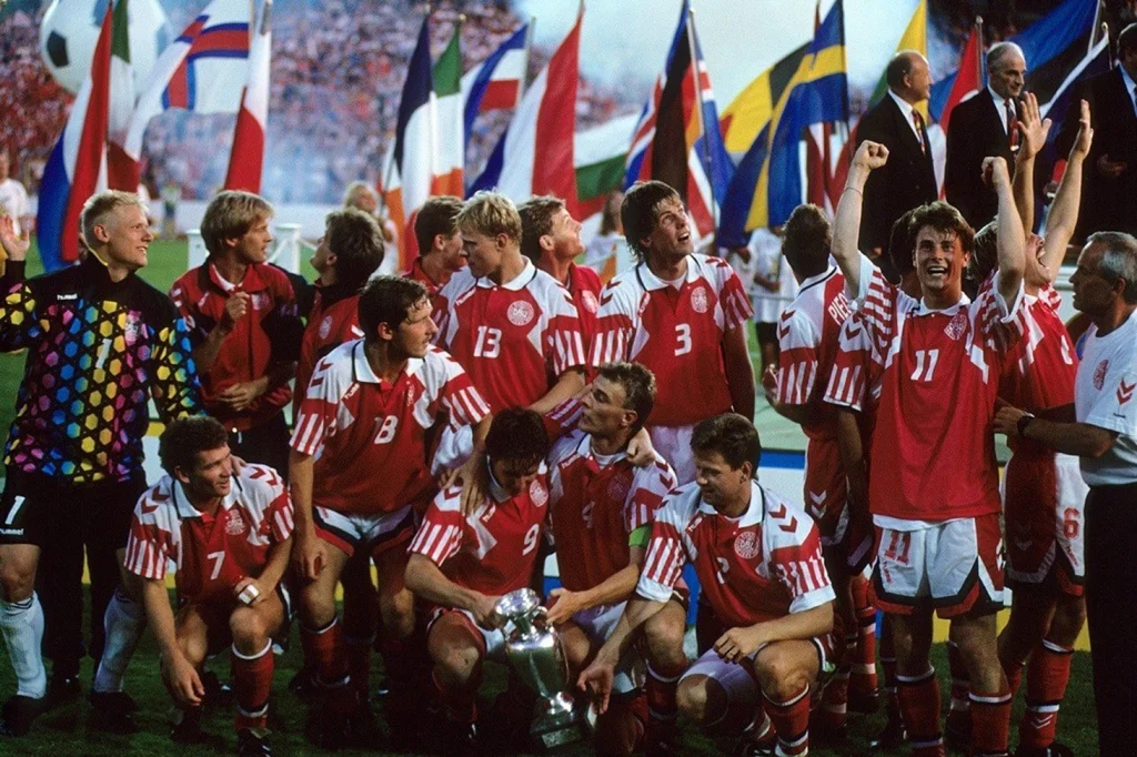 Danimarka Millî Takımı futbolcuları 1992 Avrupa Şampiyonluğu’nu kupayla kutlarken