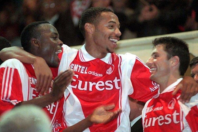 Thierry Henry, 1990’larda Monaco formasıyla takım arkadaşlarıyla galibiyeti kutlarken
